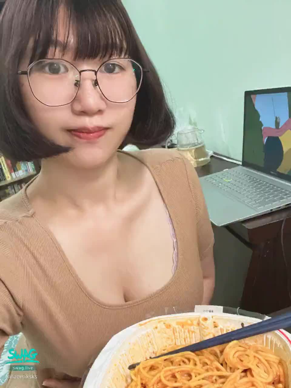 naomiksks : 先吃個午餐等等兩點開播💕
記得來陪娜亞🥹
猜猜午餐跟後面的影片是什麼吧😂
#娜亞
Babe