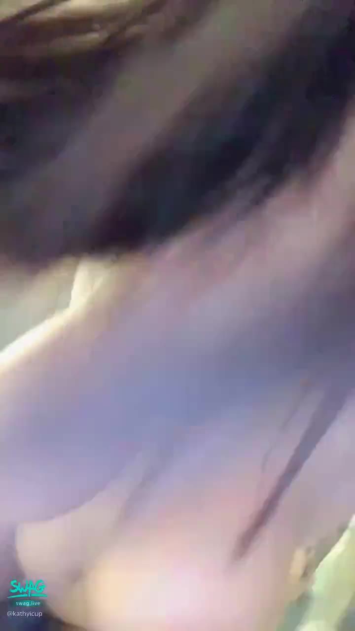  : 年輕氣盛的弟弟把我抓起來就是一頓輸出猛幹😈抱我腰抱得好緊，弟弟雖然魯莽但真的很容易就硬的不行🍆💦🔞
