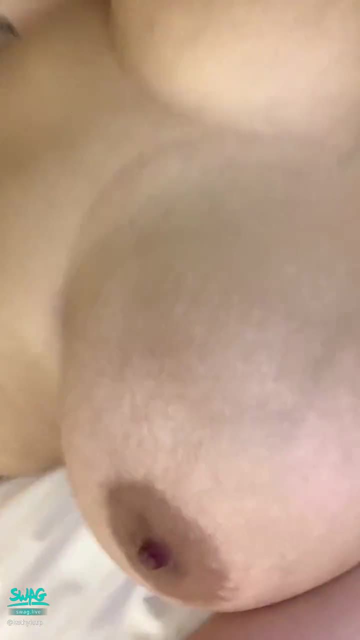 kathyicup : The stinky brother even licked my pussy almost made me go to heaven⋯The big sister will be really kinky if her brother takes her⋯ 👅🍆💦🔞
#吃穴 #露臉 #爆乳 #巨乳 #露點 #肉感 #大腿 #淫女 #痴女