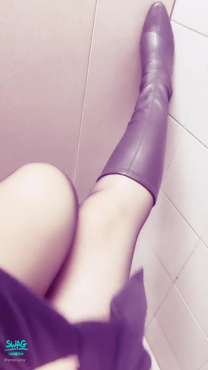 sexyivyivy : Recently started training
If baby take me to the toilet and open my feet
maybe side deep
My legs will shake directly for you to see 😛😛😛