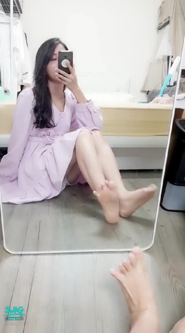 janicee : 洋裝的安全褲
地板上穿短洋裝坐著💋
露出裙擺下的安全褲👀
洋娃娃的洋裝💙