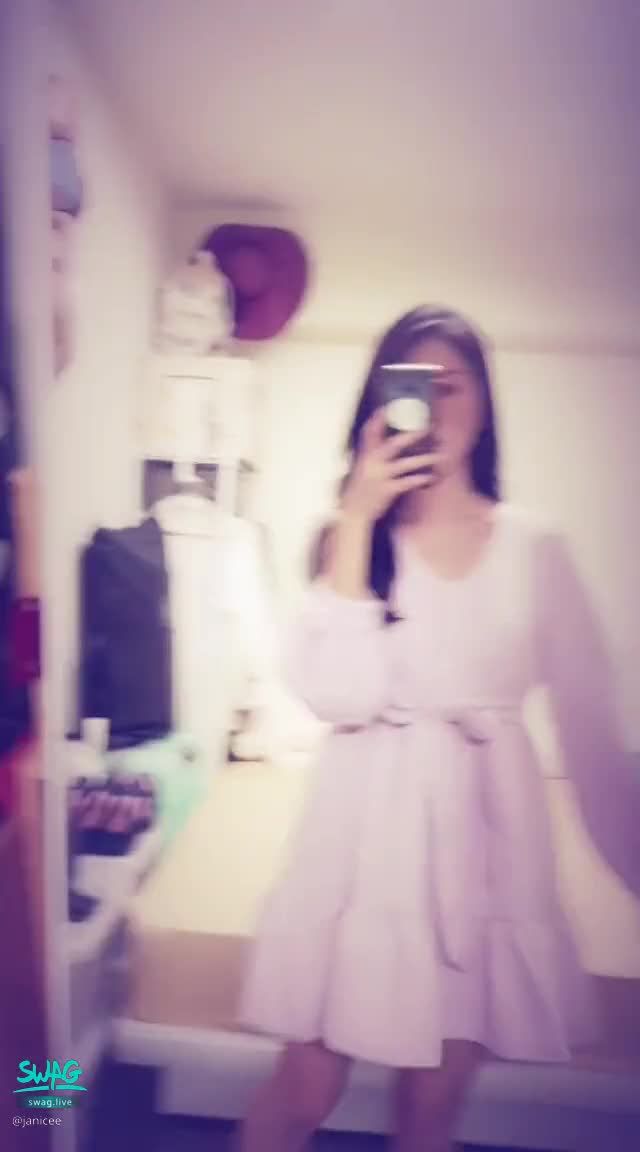 janicee : 看見大腿根部
穿短洋裝坐著💙
翹起腳💋
讓你偷看一下大腿根部😈