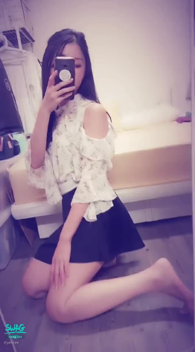 janicee : 地板上動動美腿
OL裝扮💗
露出香肩
地板上動動赤腳💙