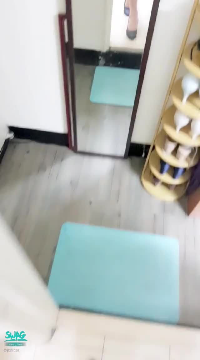 janicee : 胸部挖洞的上衣💋
高跟鞋與性感半球
胸部挖空的上衣😈