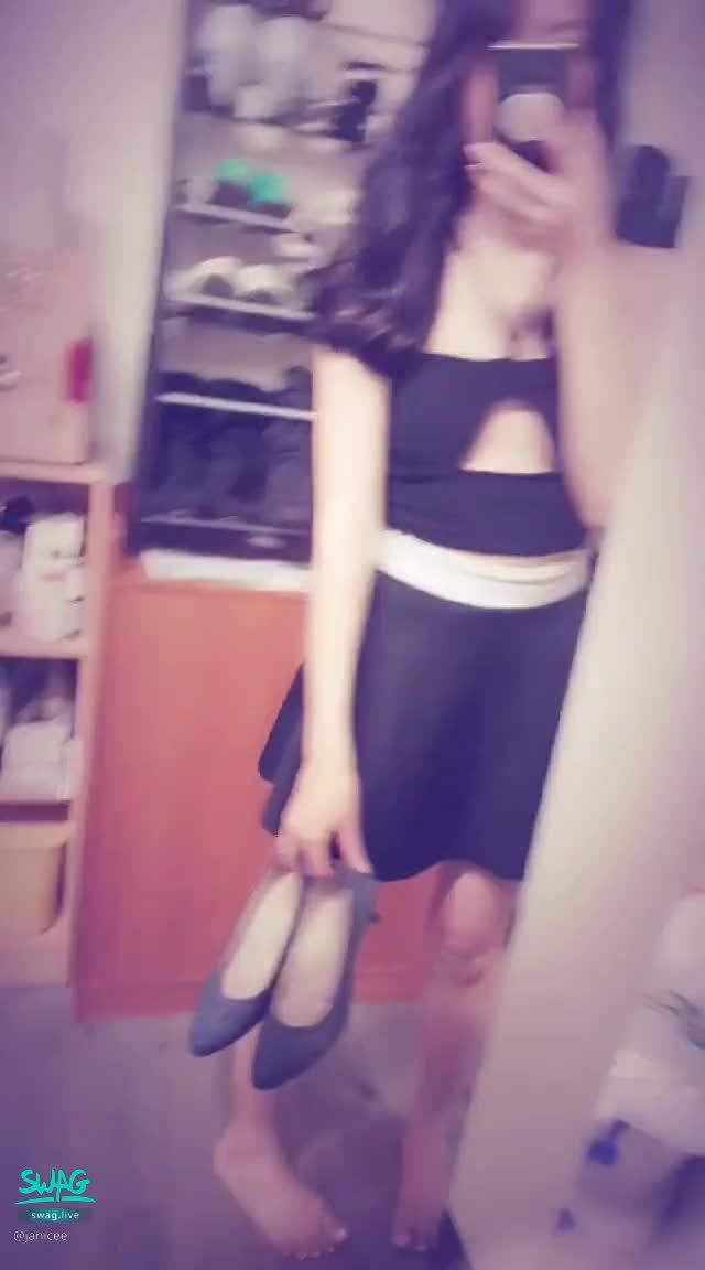janicee : 踮起腳，穿上高跟鞋👠
穿上高跟鞋🌹
胸部挖洞的上衣⭐
露出鎖骨與半球💗
我的高跟鞋櫃👠
#挖洞 #鎖骨 #高跟鞋 #美腿 #露胸 #半球 #短裙 #肩膀 #赤腳 #裸足