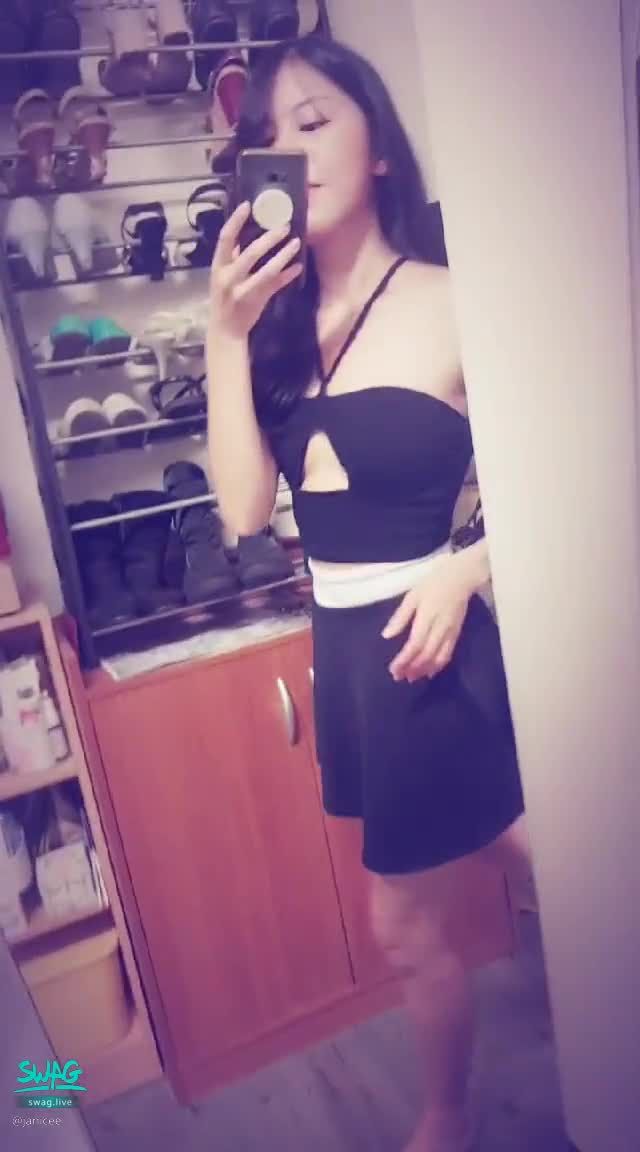 janicee : 腋下與半球🌹
伸展一下😍
露出白皙的腋下💖
胸部挖洞的上衣⭐
露出鎖骨與半球💗
背後是我的高跟鞋櫃👠
#挖洞 #鎖骨 #赤腳 #裸足 #美腿 #露胸 #半球 #短裙 #肩膀