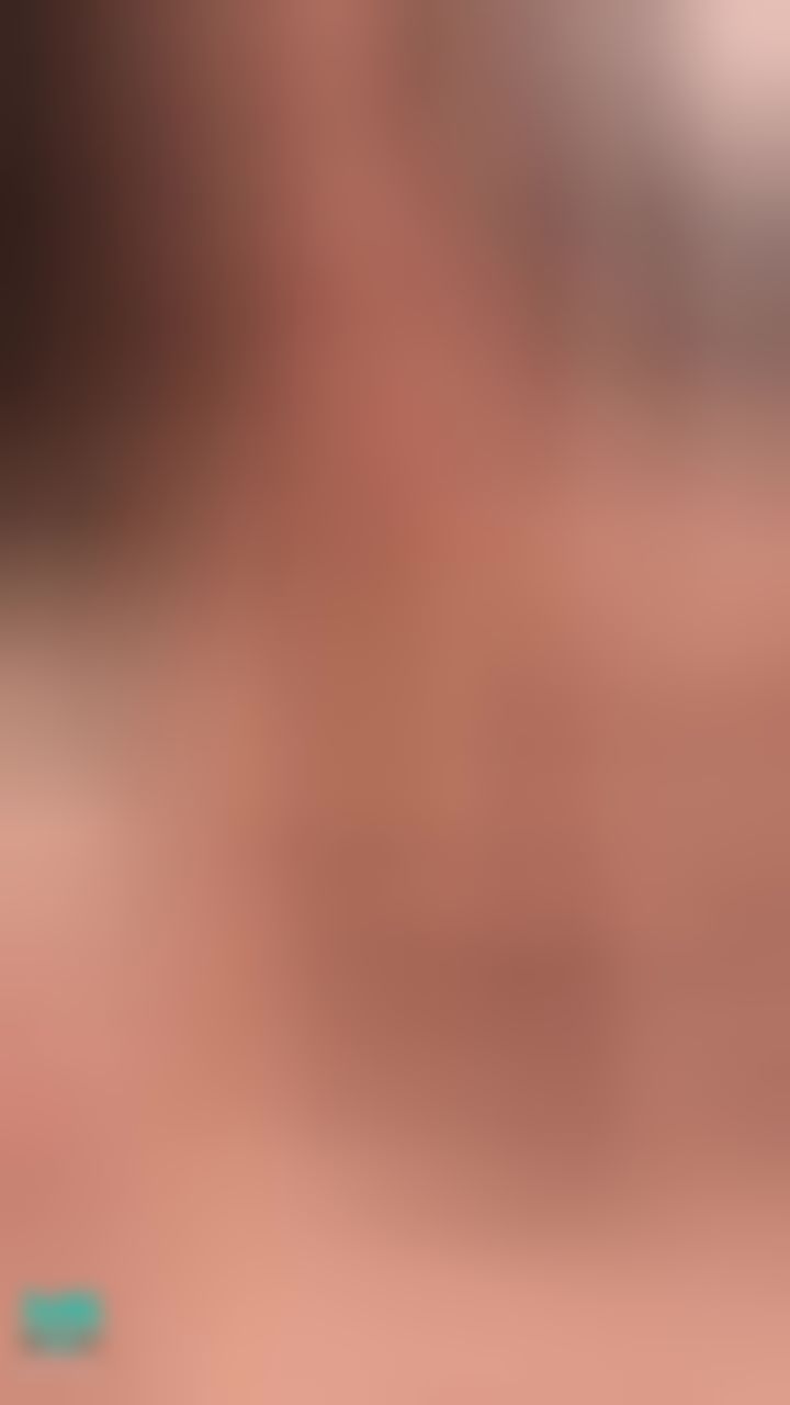 kathyicup : 貼著他的大腿幫他打手槍🍆❤️包莖也被我弄的很舒服唷⋯邊打邊盯著你的臉⋯想不想體驗看看呀？😈🔞