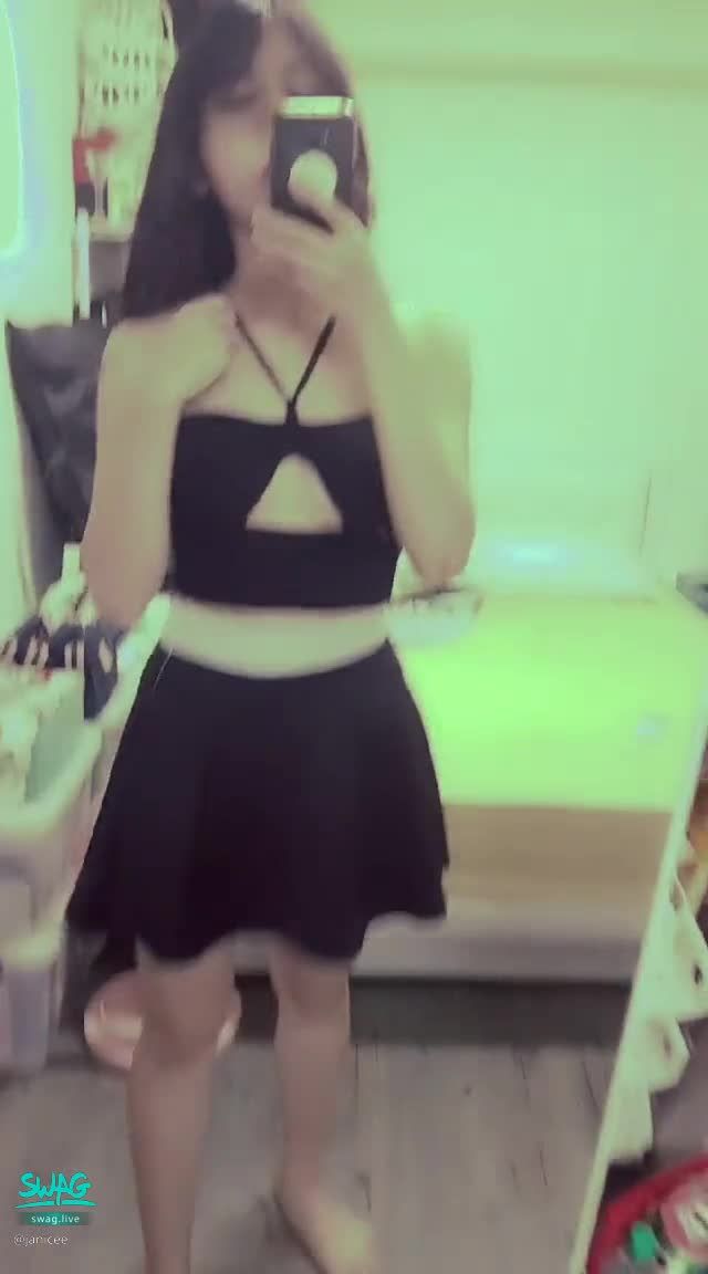 janicee : 撥撥頭髮，性感半球