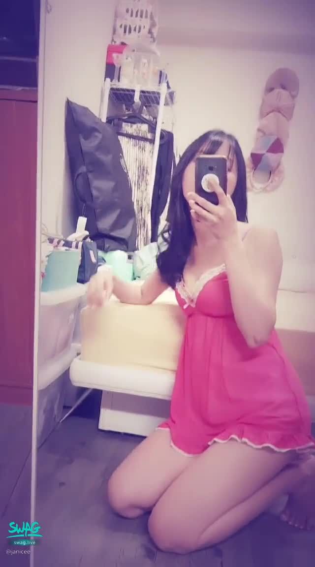 janicee : 透出內衣了
低胸睡衣下透出裡面的內衣🌹
孔雀藍色💙
深V的白皙肌膚😈
性感爆乳系紅睡衣💚
Red pyjamas ♥️
#鎖骨 #肩膀 #黑髮 #短褲 #赤腳 #裸足 #美腿 #細肩帶 #深V #低胸 #性感 #美胸