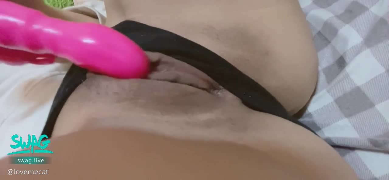 lovemecat : Just woke up to warm up 🥰
Woo my own hole warms itself ❤️