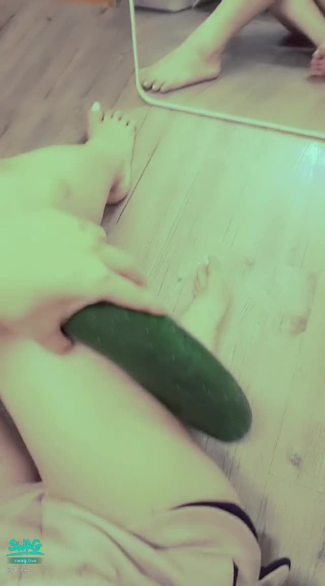  : Rubbing bare feet with cucumber
