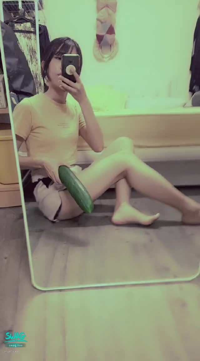 janicee : 短褲的褲底💗
動動極短褲下的雙腳，露出小蠻腰與美腿👀
拿起大黃瓜💚
紮個馬尾🎀
shorts💓
#露腰 #T恤 #短褲 #長髮 #赤腳 #裸足 #可愛 #美腿 #腳趾 #馬尾
