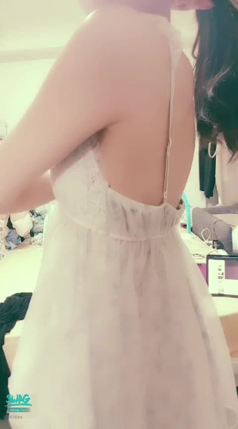 janicee : 抓個馬尾，脫下上衣