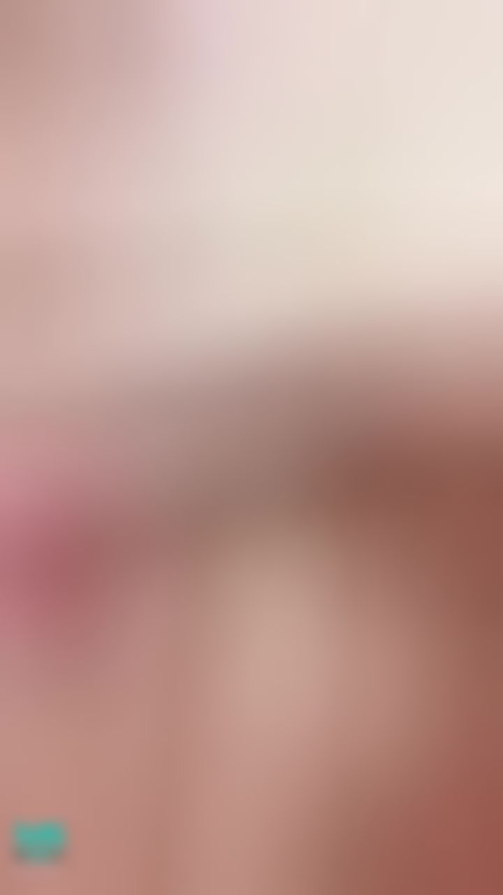 kathyicup : 我坐在他腰上背對著他，用手玩弄他的龜頭幫他打手槍🍆他可能被摸舒服了兩隻手不安份的揉我的大奶⋯這樣的色色互動也好好玩😈🙈🔞