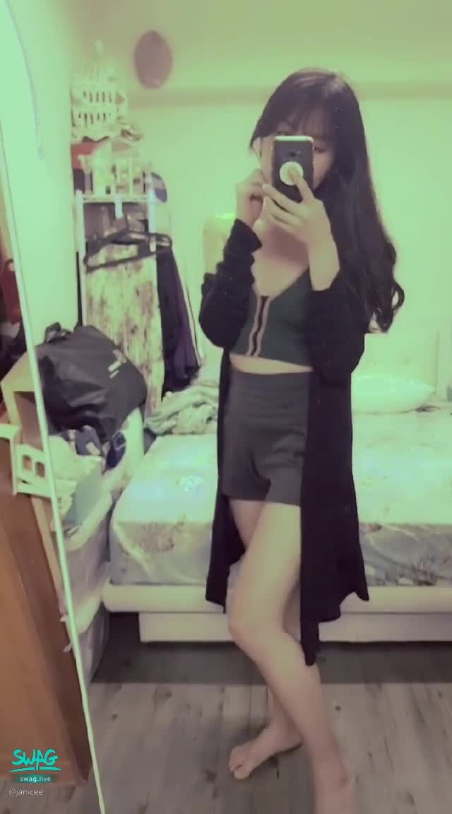 janicee : 想解開拉鍊嗎？
讓人想解開的拉鍊👠
低頭時性感深V的誘人溝影💓
#美腿 #赤腳 #裸足 #深V #低胸 #細肩帶