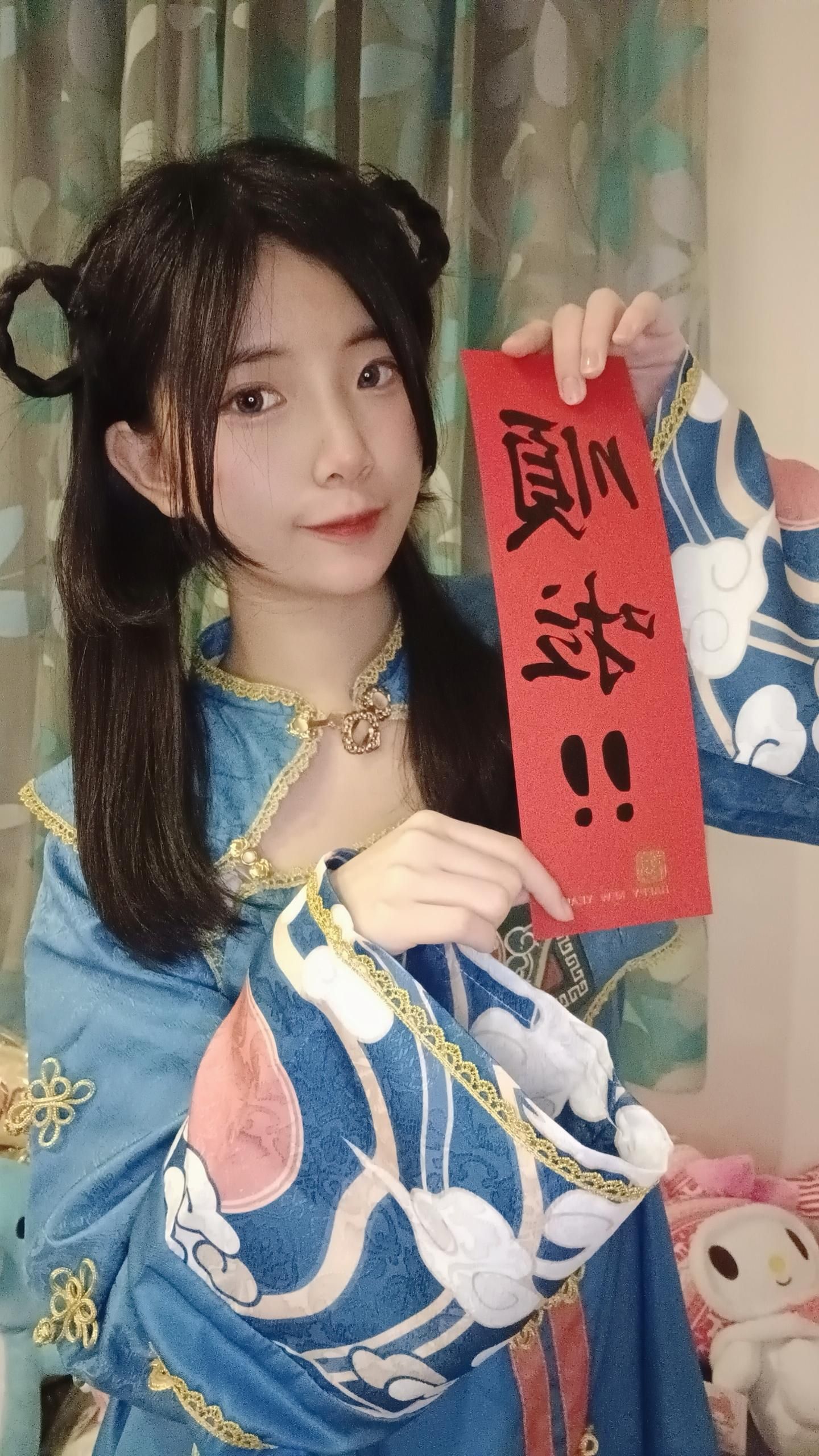 annie_lovely : I've seen the dance of spades ♠️ A zombie? 🔥
New Year's greetings from the little zombie 🧨
(Annie sings and dances