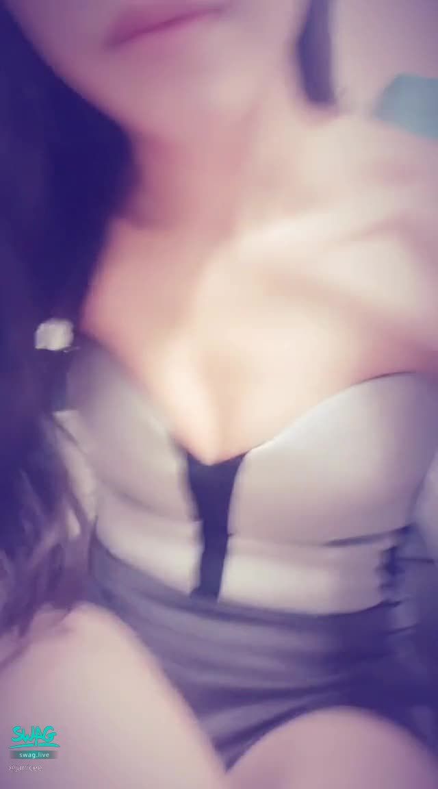 janicee : 前鏡頭的窺探👀
被說很性感的馬甲💓
近拍胸口的深V💚
短褲下的高跟鞋美腿♥️
#高跟鞋 #深V #sexy #馬甲 #低胸 #短褲 #鎖骨 #美腿 #眼鏡