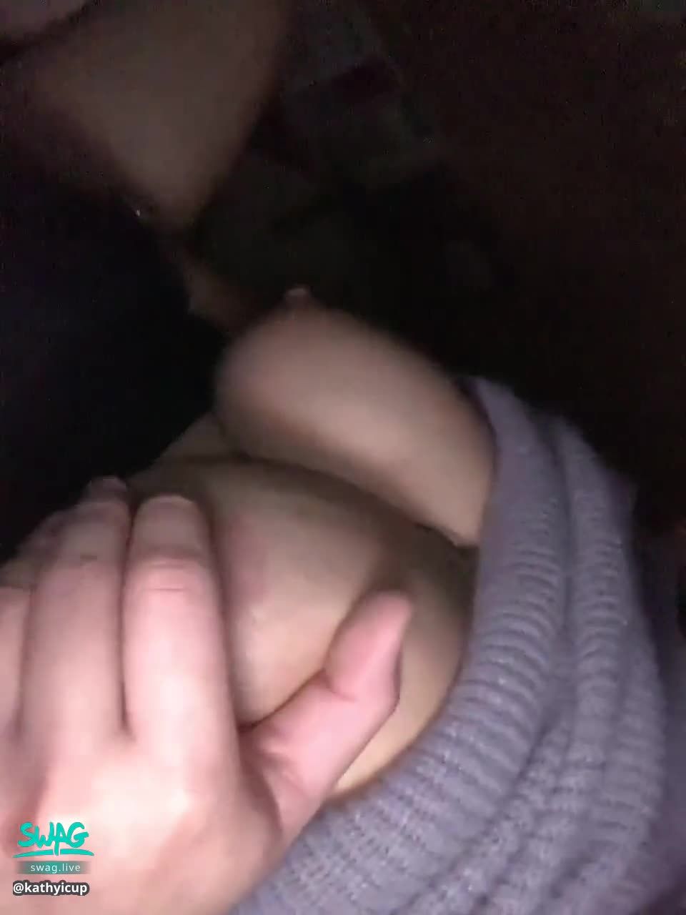 kathyicup : 在包廂電影裡摸黑幫我揉奶摳穴穴😈好喜歡被這樣愛撫⋯就算嘴巴不能叫，下面也會流出水來😈💦🔞