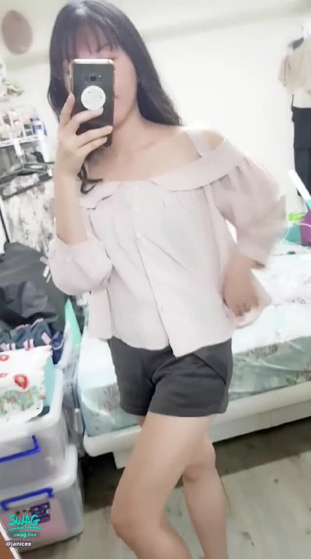 janicee : 微露溝的角度💋
可愛的洋娃娃🎀
跪下的赤裸雙腳🌸
露肩小性感💖