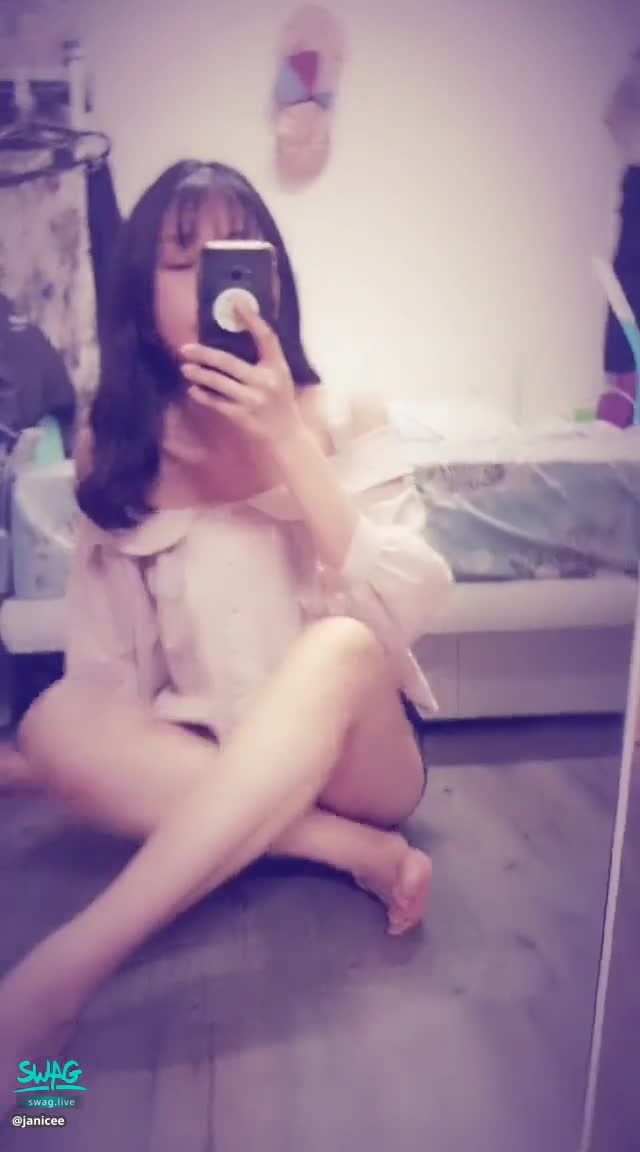 janicee : 拉下引領的洋娃娃♥️
可愛的洋娃娃🎀
拉下領口，微露溝👀
赤裸著雙腳🌸
露肩的小性感💖
