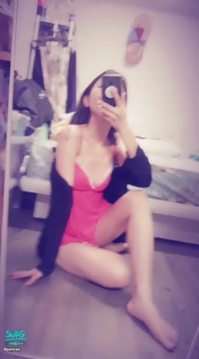 janicee : 擠著溝👀
窺見褲底的坐姿♥️
足控請進💗
低胸紅色睡衣🌹
一直被說很性感的打扮💖
外套要穿不穿更誘人😍