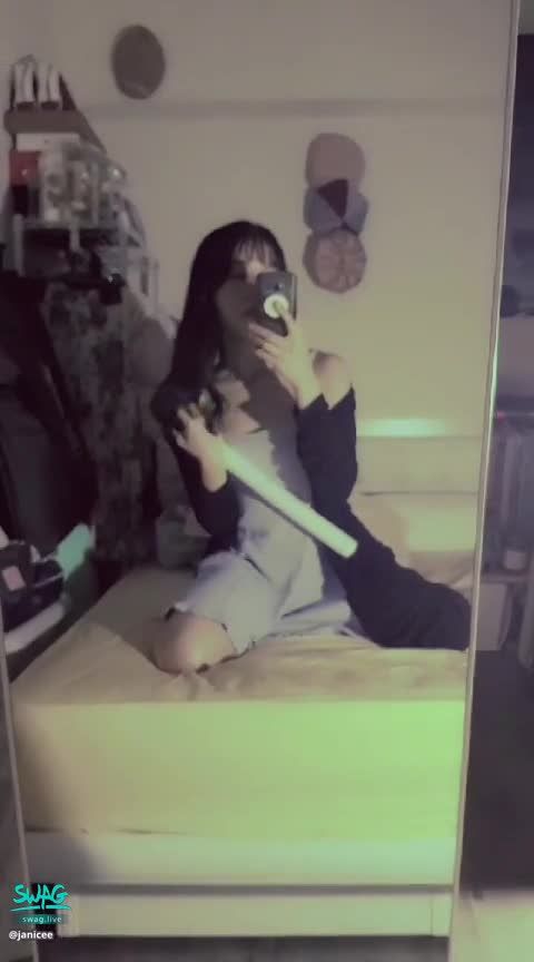 janicee : 搖曳的身姿🌹
霓虹燈管下♥️
曖昧的燈光⭐
隨著音樂搖曳的細肩帶少女💗