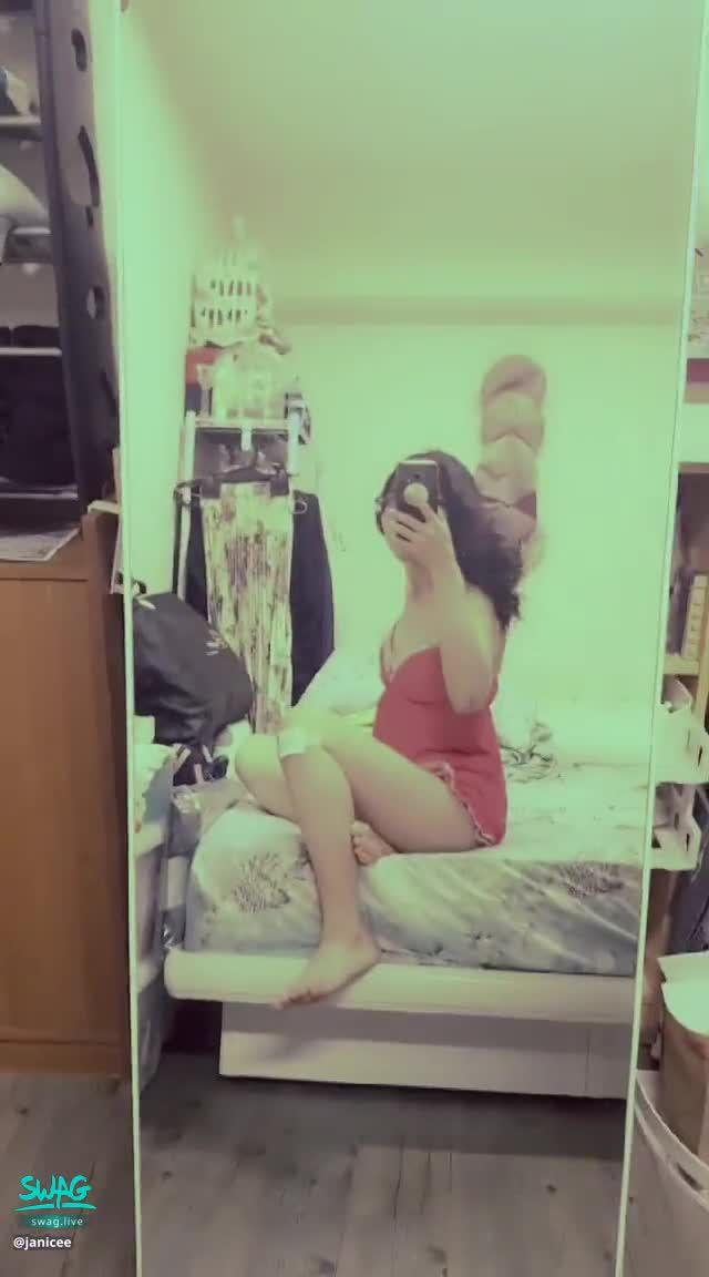 janicee : 抓個馬尾💗性感睡衣
回到家，換上黑框眼鏡與睡衣♥️
性感的紅色深V💋
襯出白皙的肌膚😍