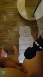 smallvovo : 太久沒體驗噴噴快感
一直hold住
原本真的要憋尿受到刺激
這位壞蛋粉絲一直拿AV棒玩我
#潮吹
#大奶🔥
#姐姐