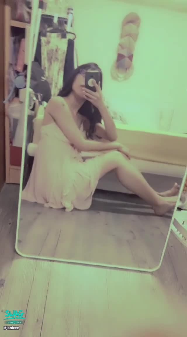 janicee : girl in pajamas on the floor
sexy spaghetti strap pajamas 💗
slender bare feet 🌹
Insomnia 🌸
#sexy #睡衣 #洋裝 #短裙 #低胸 #深V #美腿 #赤腳 #黑絲 #鎖骨 #長髮 #細肩帶