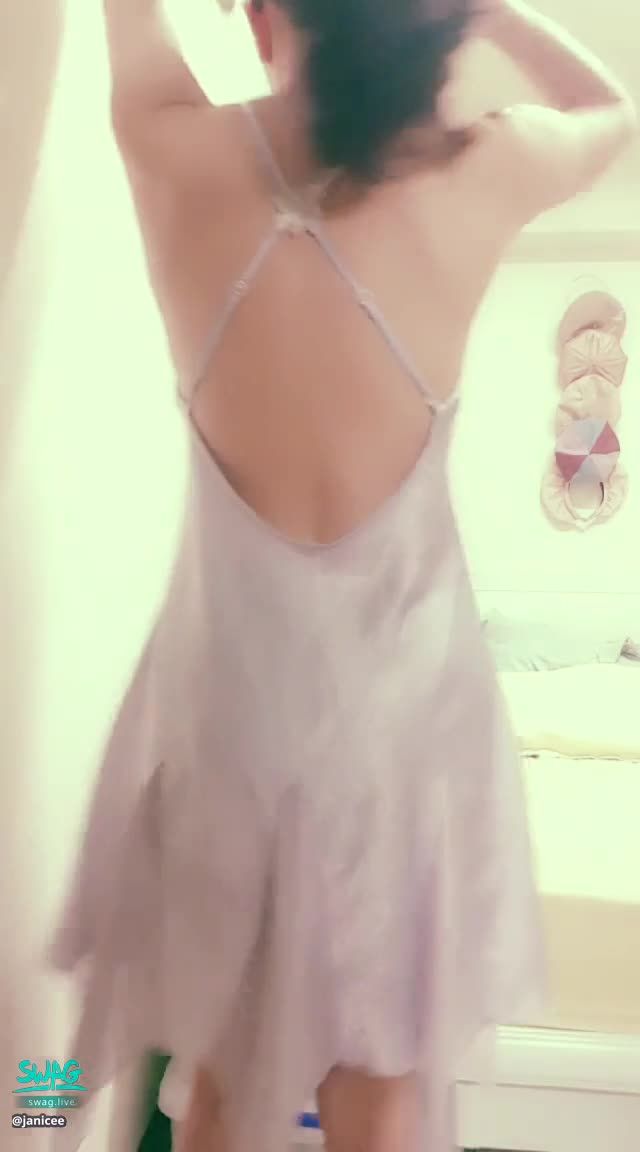 janicee : 穿這件睡衣，你睡得著嗎？
抓起馬尾，窺探性感裸背與後頸的肌膚😈
直開到腰際👀
性感絲質睡衣🌹
抬起腳，看見腳底💖