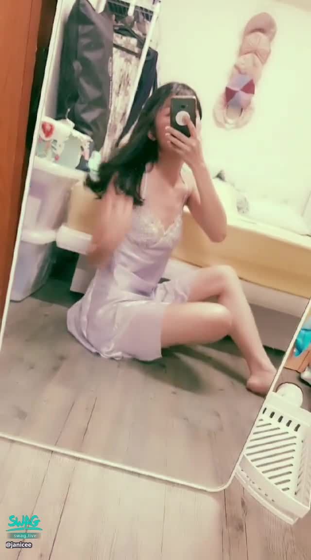 janicee : 半透明裙擺下的美腿💖
地板上交叉美腿💋
半透明裙擺窺探大腿😈
性感裸背直開到腰際👀
性感絲質睡衣🌹