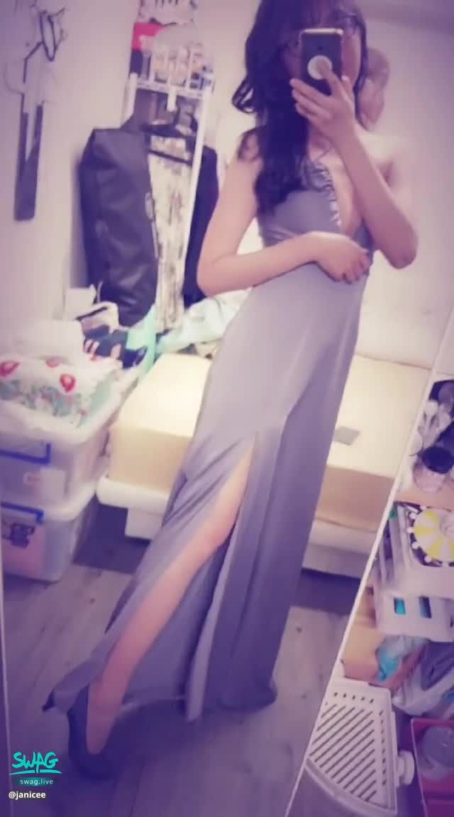 janicee : 超級深V😍
性感深V與開衩💙
開到肚臍上🌹
裡面沒穿內衣💚