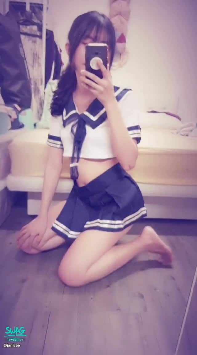 janicee : 馬尾與水手服⭐
抓起馬尾👀清純學生服💗
開衩的超短迷你裙💙
容易露出內衣的短上衣😈
地板上的美腿🌹