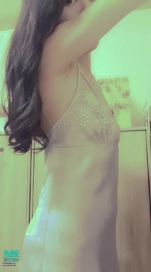 janicee : 扭扭腰，深邃的鎖骨
扭扭腰💓
撥開頭髮，看到性感裸背😈
彎腰時胸口纖弱的線條⭐
襯出曲線的超薄緞面睡衣🌹
silky🌸
#美背 #露背 #細肩帶 #長髮 #睡衣 #sexy #赤腳 #裸足 #美腿 #腿控 #鎖骨