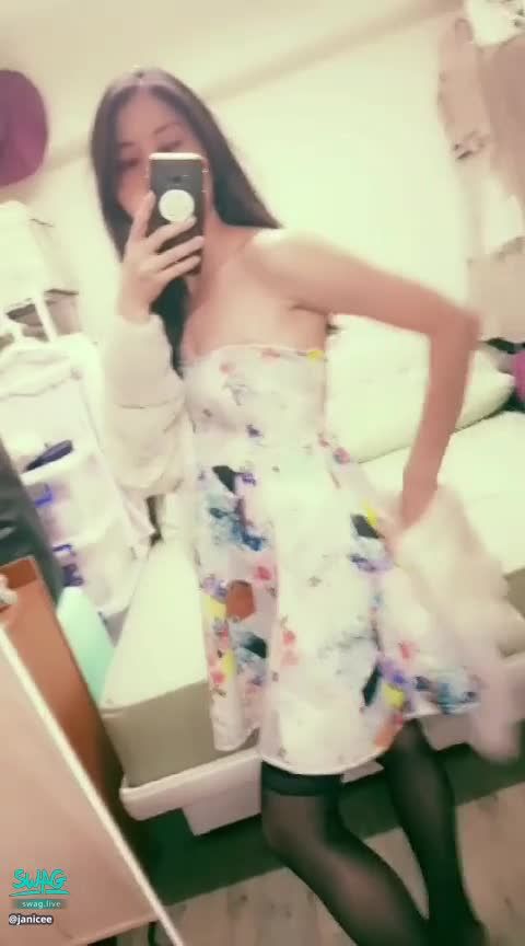 janicee : 冬日也要來一點性感⭐
外套下的低胸馬甲式洋裝🌹
露出鎖骨💋
修長黑絲美腿😍