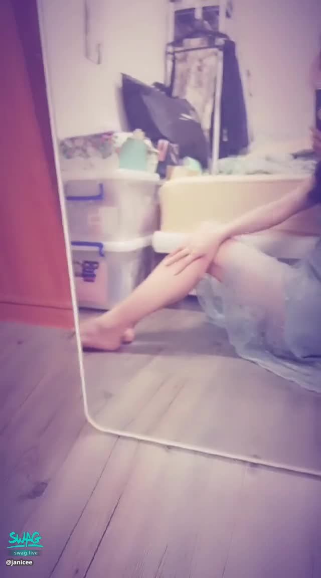 janicee : 露出nu bra了，oops😈
側身摸摸纖細美腿💋
曝光nu bra了👀
性感蕾絲禮服💚
透明裙擺下的美腿💙