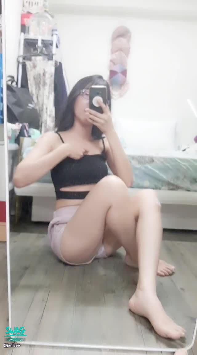 janicee : 窺見褲底的坐姿💖
露出渾圓南半球的小可愛💚
交叉雙腿坐著♥️
你是腿控嗎🌹？