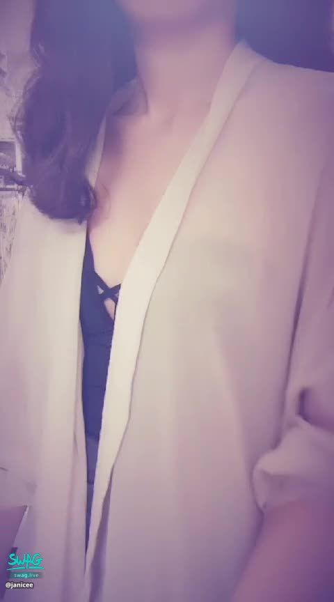 janicee : 胸口交叉的黑馬甲😈
脫下罩衫💗
性感黑馬甲的美背👀
還有腳底🌹