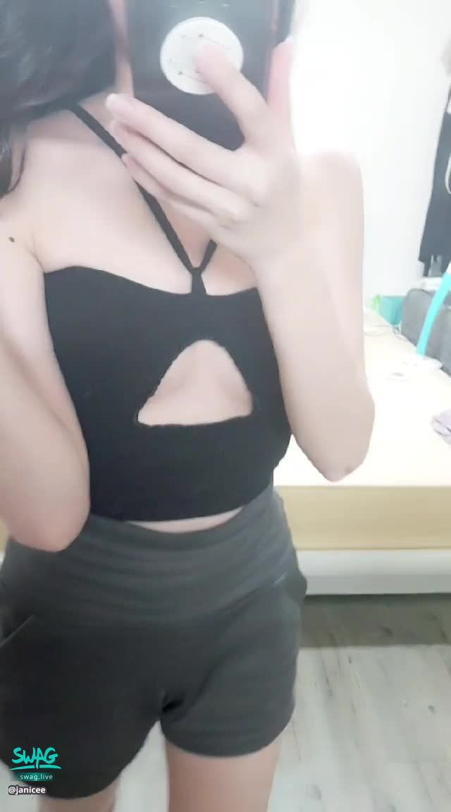 janicee : 胸口挖空的性感小可愛🌹
胸口挖空，露出半球的小可愛😈
鎖骨間的線條💋
赤裸的雙腳♥️