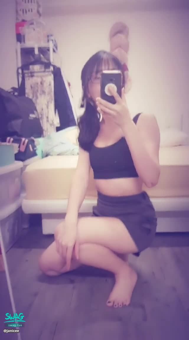 janicee : 摸摸美腿♥️
馬尾與黑框眼鏡💚
性感運動內衣💙
摸摸赤腳😍