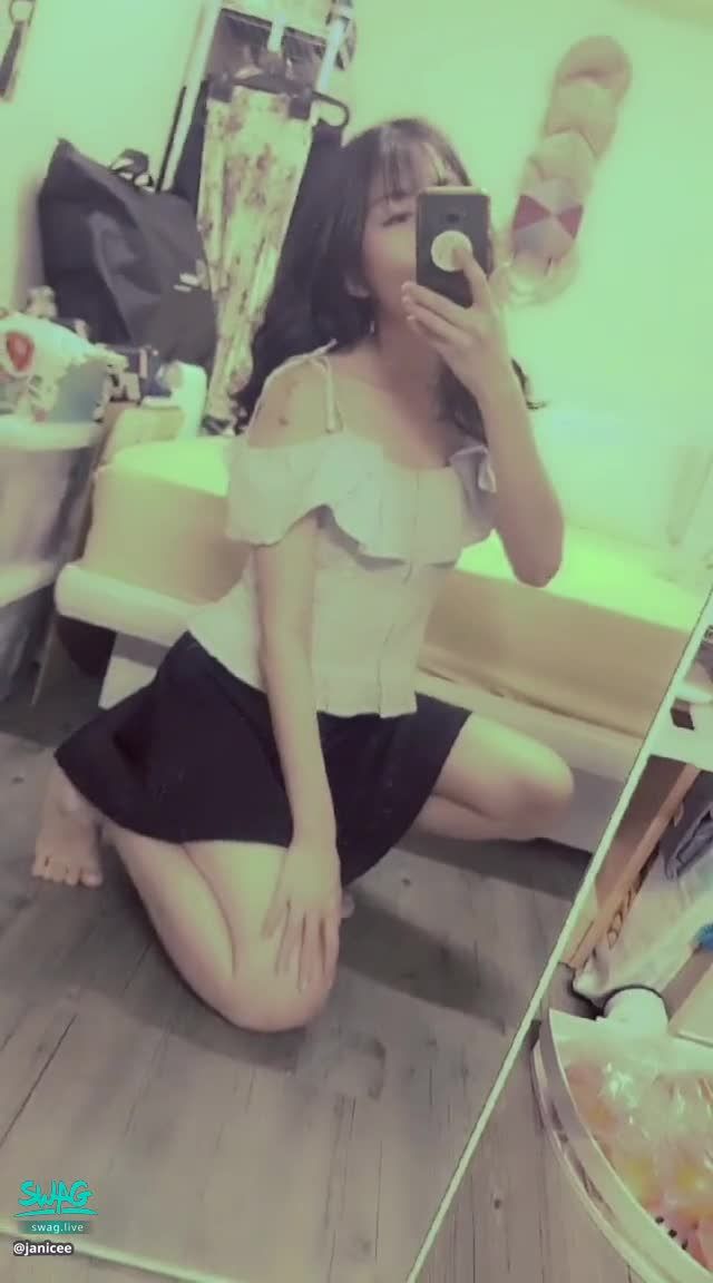 janicee : 露肩的氣質與微性感♥️
露出香肩與鎖骨💗
可愛小短裙下的赤腳⭐
氣質系黑長髮🎀