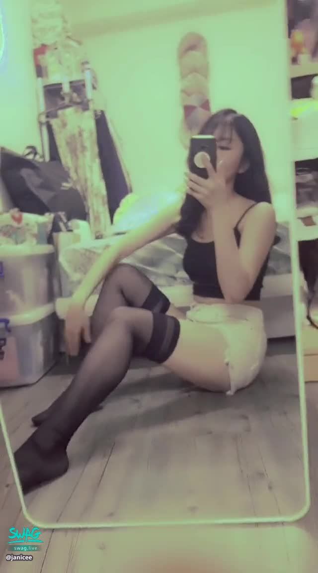 janicee : 摸摸黑絲美腿，露出南半球💚
黑絲與南半球♥️
性感膝上襪的絕對領域💗
白色緊身牛仔熱褲💋