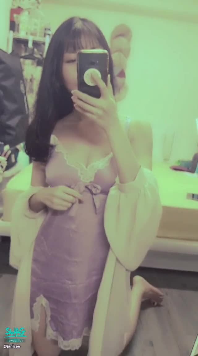 janicee : 男生好像都很喜歡拆蝴蝶結🎀
解開胸口的蝴蝶結💋
緞面低胸睡衣😍
赤腳的長髮女孩🌹