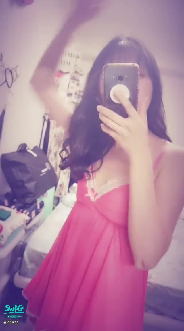 janicee : 露出美背與美腿🌹
轉頭的美背💋
胸口的深V蕾絲🎀
露出鎖骨的低胸紅色睡衣💙