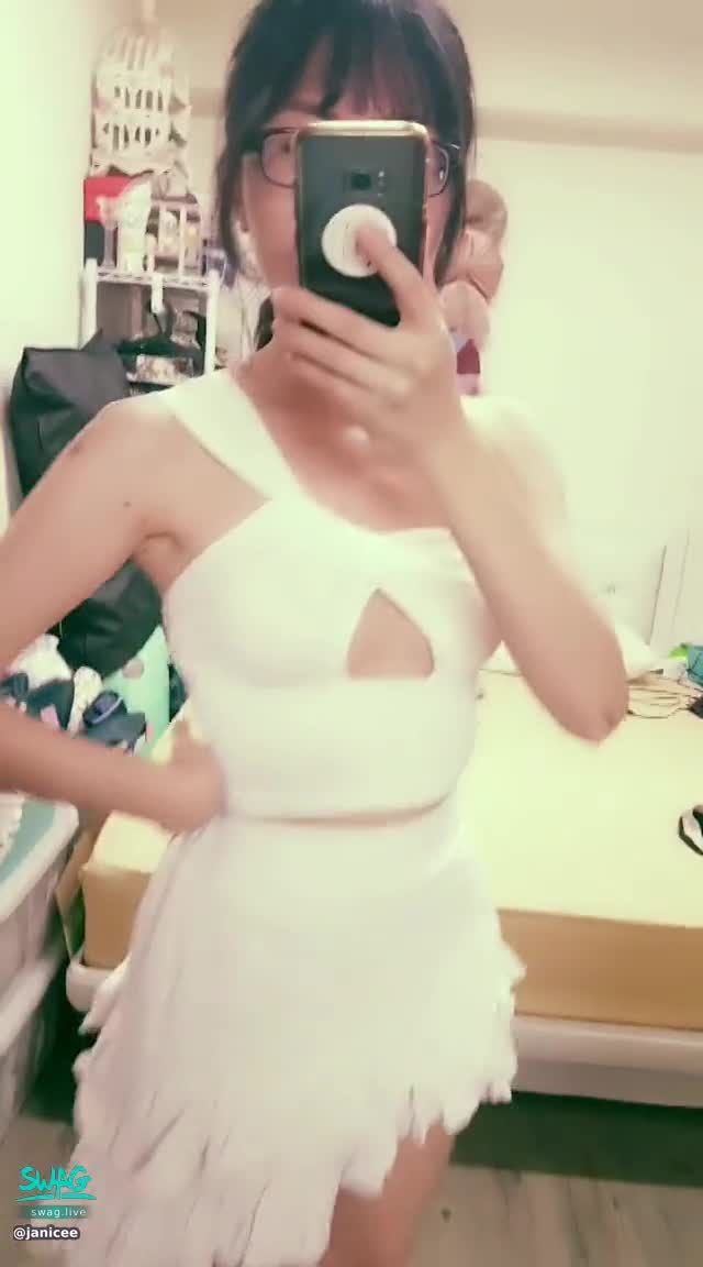 janicee : 馬尾、粗框與半球🌸
清純開衩短裙💙
透出南半球的性感上衣😈
鏡子前的美腿💋