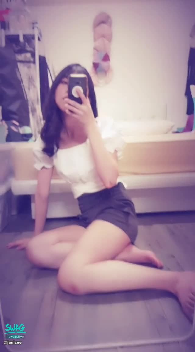 janicee : 露出一小塊背後的肌膚
想拆開背後的蝴蝶結嗎🎀？
背後露出白皙的腰間💙
氣質長髮與地上的美腿🌹
#腿控