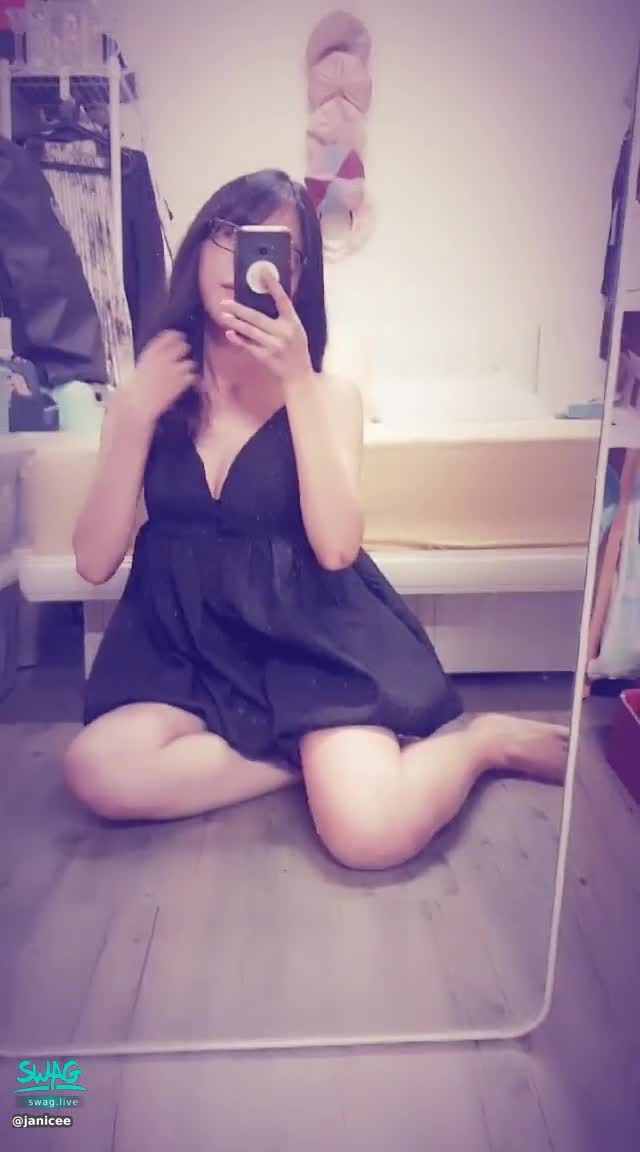 janicee : 黑框眼鏡與深V