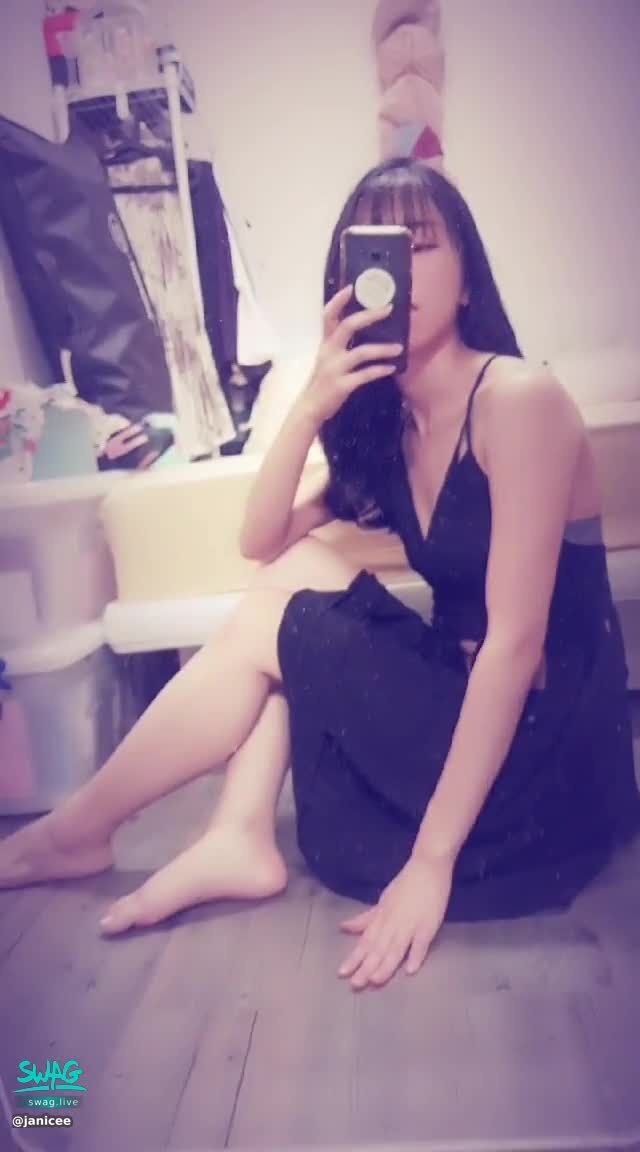 janicee : 曝光的性感戰服💋
腰間鏤空的低胸戰服♥️
空隙窺見小褲😈
Little black dress👠
#性感 #美腿 #赤腳 #裸足 #鎖骨 #長髮 #足控 #腿控 #黑髮 #低胸 #細肩帶 #洋裝