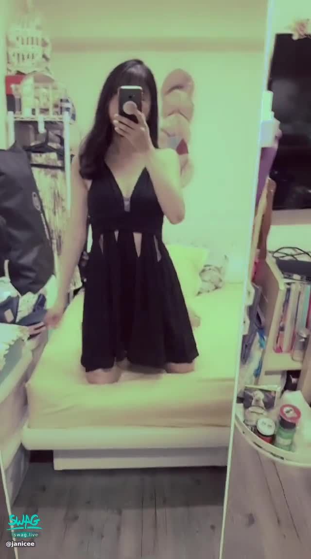 janicee : 低頭看見深溝💓