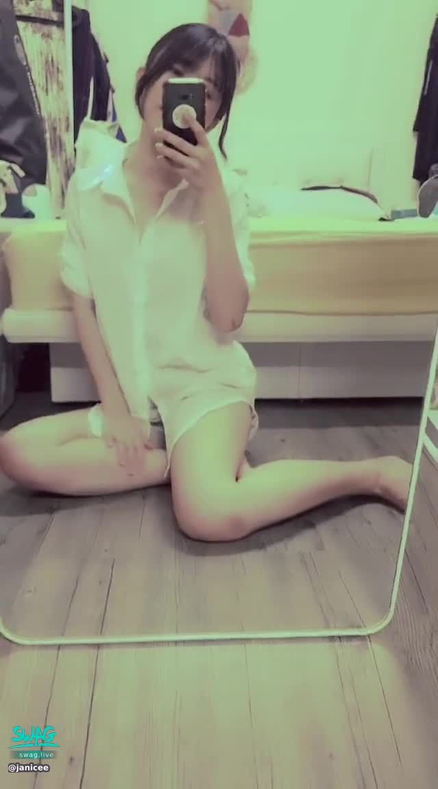 janicee : touch the cup 💓
Deep V pajamas under the shirt 💗
Boyfriend reveals fair feet 🌹
#性感 #美腿 #赤腳 #裸足 #鎖骨 #長髮 #足控 #腿控 #黑髮 #露腰 #細肩帶 #短褲